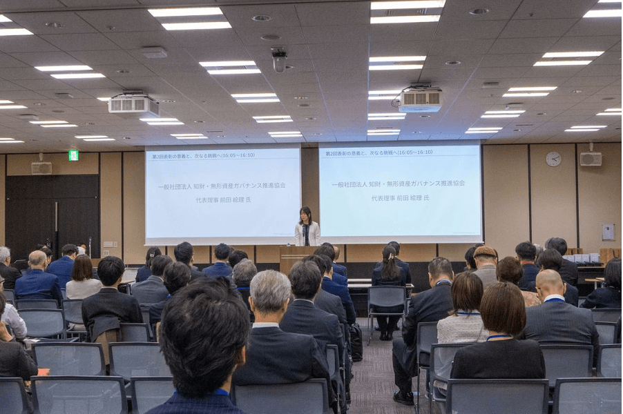 前田絵理代表理事が参加者の前で挨拶する様子