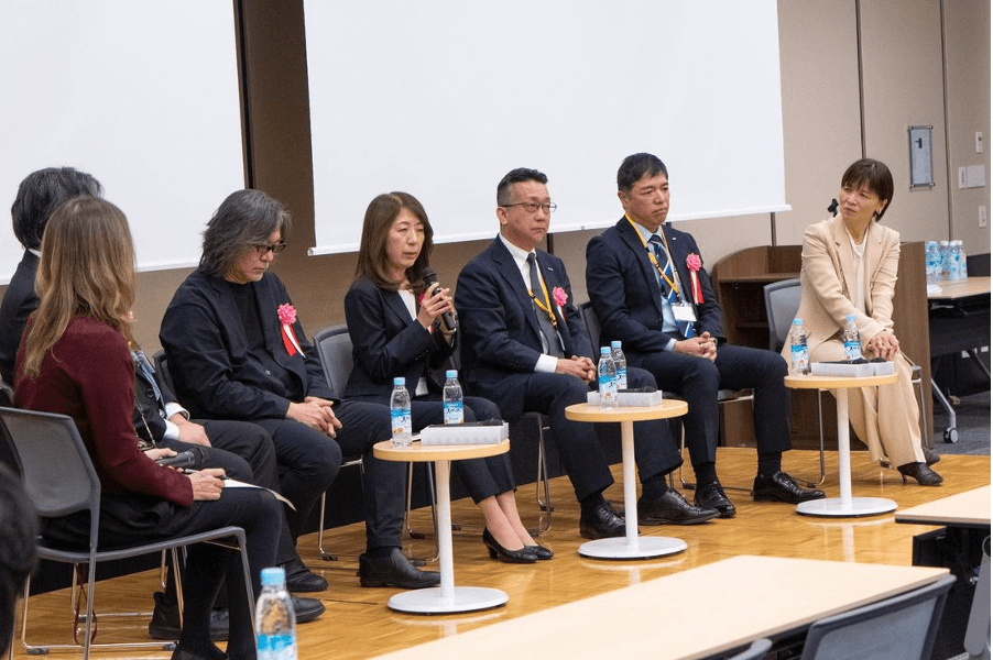 座談会で意見を交わす受賞企業の代表者ら